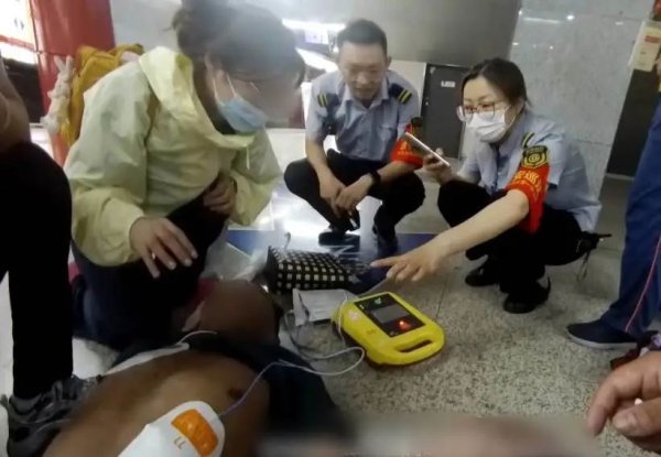 牛达人配资 老人晕倒，北京地铁雍和宫站早高峰上演紧急救援
